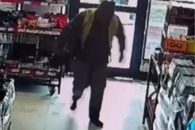 Temizlik İşçisi Ayakkabılarını Çıkarıp Markete Girdi