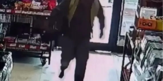 Temizlik İşçisi Ayakkabılarını Çıkarıp Markete Girdi