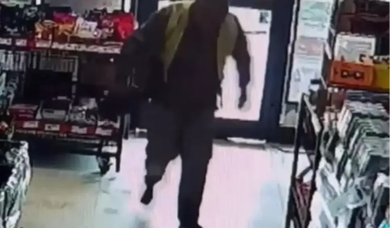 Temizlik İşçisi Ayakkabılarını Çıkarıp Markete Girdi