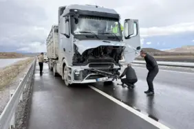 Sivas'ta Tırla Çarpışan Araç Sürücüsü Yaralandı