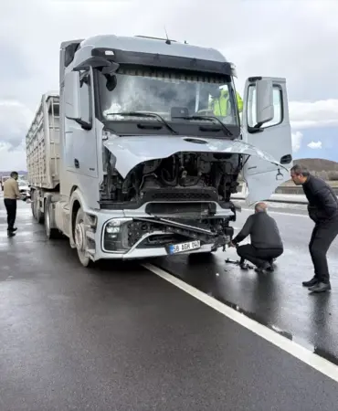 Sivas'ta Tırla Çarpışan Araç Sürücüsü Yaralandı