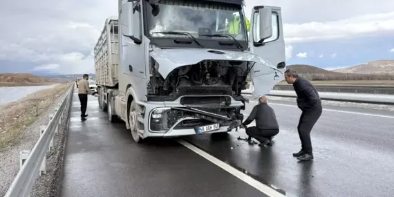 Sivas’ta Tırla Çarpışan Araç Sürücüsü Yaralandı