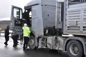 Sivas'ta TIR'a çarpan araçta sürücü ağır yaralandı