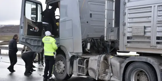Sivas’ta TIR’a çarpan araçta sürücü ağır yaralandı