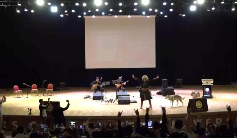 Sivas'ta Nevruz Kutlamalarında Kurt ve Şahin Şov