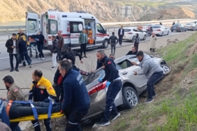 Sivas'ta Otomobil Şarampole Devrildi: 3 Yaralı