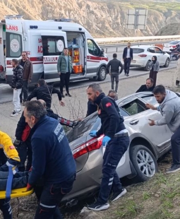 Sivas'ta Otomobil Şarampole Devrildi: 3 Yaralı