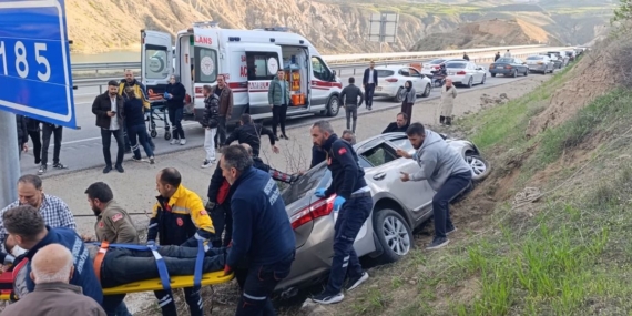 Sivas’ta Otomobil Şarampole Devrildi: 3 Yaralı