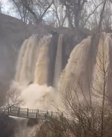 Sızır Şelalesi Çamur Renginde Akıyor