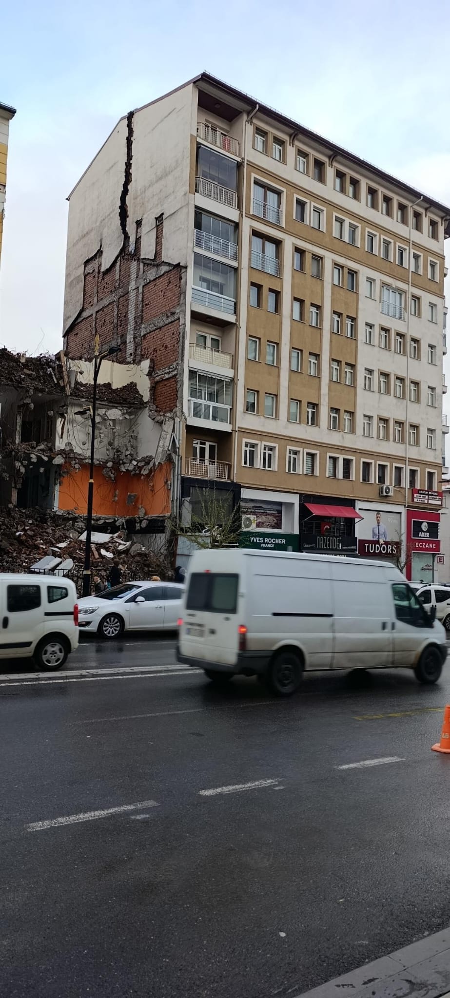Aylar Oldu, O Görüntü Hâlâ Yerinde! Sivas’a Yakışıyor mu?